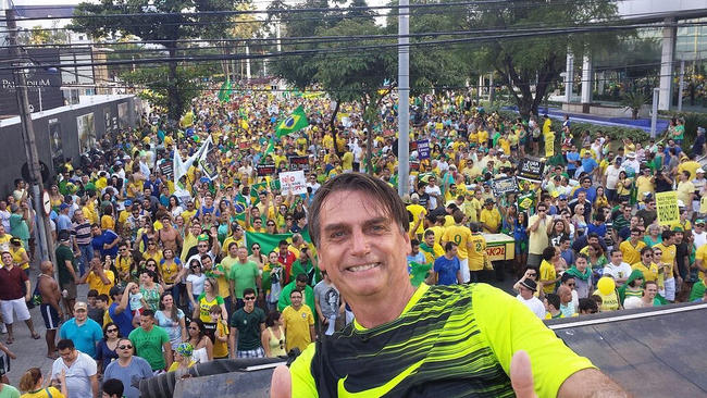 Βραζιλία: Ένας νοσταλγός της δικτατορίας ο νικητής του πρώτου γύρου των εκλογών