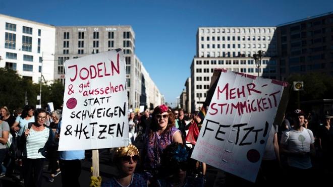 Μια λαοθάλασσα κατά του μίσους και του ρατσισμού στο Βερολίνο