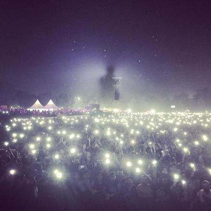 Ο Μπράιαν Άνταμς έδωσε συναυλία στο Νέο Δελχί, αλλά το κοινό έβλεπε τη σκιά του λόγω του τοξικού νέφους