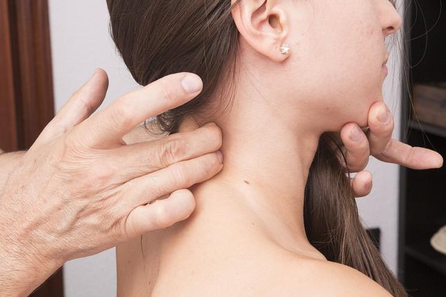 Ψύξη στον αυχένα: Τι μπορείτε να κάνετε για να απαλλαχθείτε γρήγορα από τον πόνο