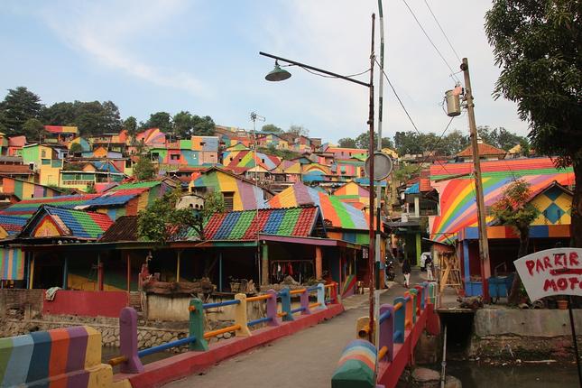 Το πιο... χρωματιστό χωριό που έχετε δει και που προσελκύει τουρίστες απ΄ όλο τον κόσμο! (Video)