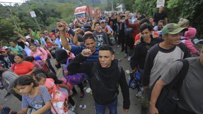 Περισσότεροι από 7.000 άνθρωποι στο «καραβάνι» των μεταναστών