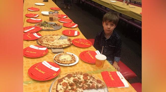 Viral έγινε η φωτογραφία ενός 6χρονου αγοριού από τα λυπητερά του γενέθλια - Kύμα υποστήριξης και ευχών στα μέσα κοινωνικής δικτύωσης