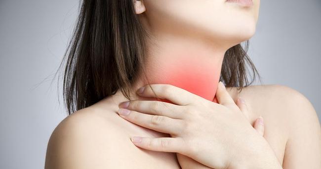 Πόνος στον λαιμό: Tι μπορεί να κρύβει;