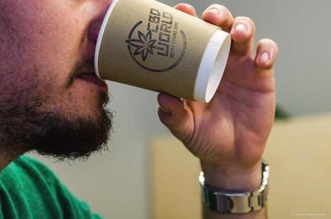 CBD World: Γνωρίστε ένα εναλλακτικό καφέ κάνναβης