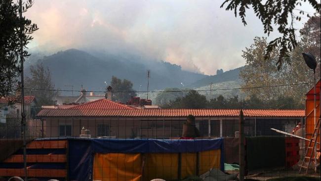 Σάρτη: Απομακρύνονται κάτοικοι από τα σπίτια-Συνεχίζεται η επιχείρηση για την κατάσβεση της πυρκαγιάς