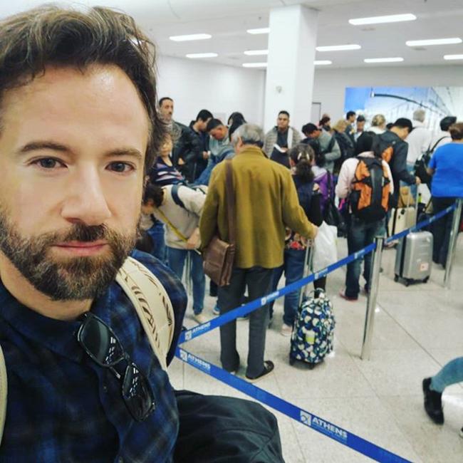 «Αισθάνθηκα ντροπή για τη χώρα μου»: Τι είδε ο Κωστής Μαραβέγιας στο αεροδρόμιο