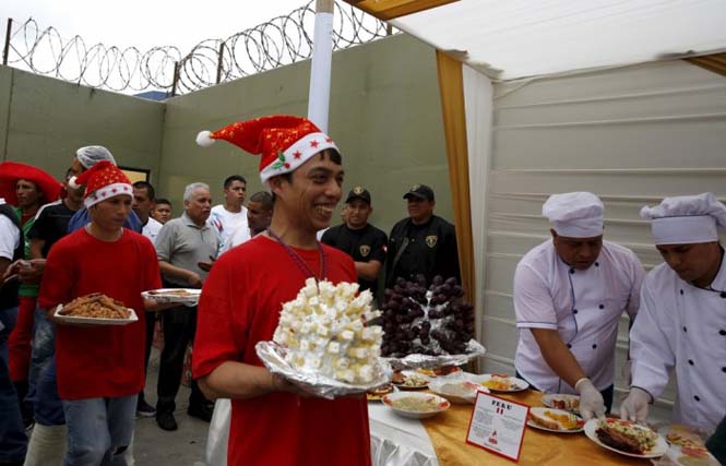 Πως γιορτάζουν τα Χριστούγεννα οι κρατούμενοι μιας φυλακής στο Περού (3)