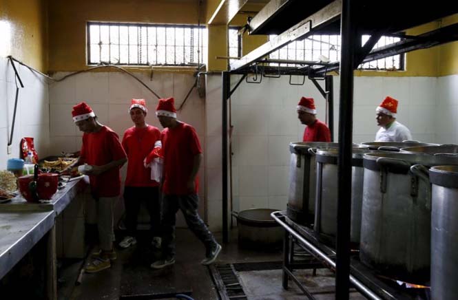 Πως γιορτάζουν τα Χριστούγεννα οι κρατούμενοι μιας φυλακής στο Περού (11)