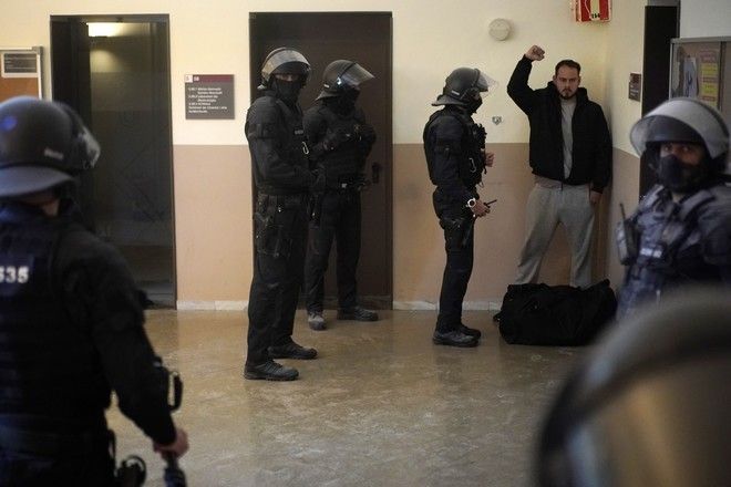 Ο Ισπανός ράπερ Πάμπλο Χασέλ κατά τη  σύλληψή του