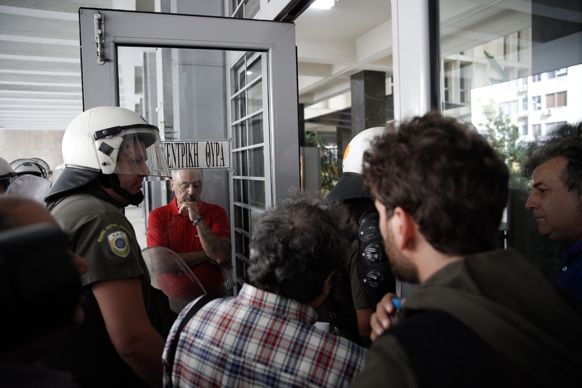 ΦΩΤΟ-ΒΙΝΤΕΟ: Διαδηλωτές σταμάτησαν τους πλειστηριασμούς σήμερα σε Θεσσαλονίκη, Πάτρα, Κορωπί