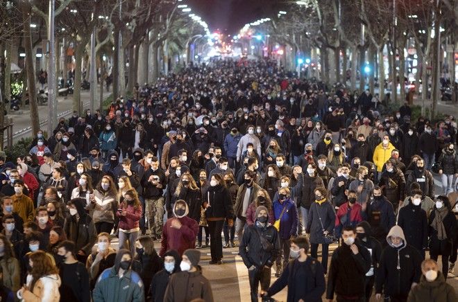 Χιλιάδες άνθρωποι συγκεντρώθηκαν για να διαδηλώσουν κατά της συλληψης του ισπανού ράπερ Πάμπλο Χασελ