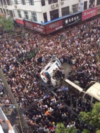 Φωτο: Αγριεμένο πλήθος στην Κίνα, ξυλοκοπεί αστυνομικούς μέχρι θανάτου