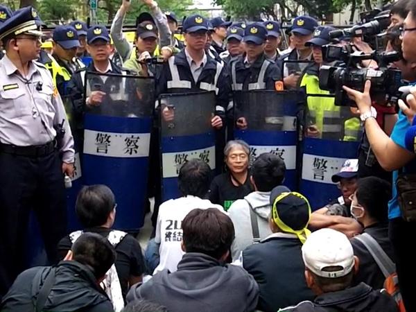 ΒΙΝΤΕΟ: Ταϊβάν πολιόρκησαν την βουλή για το πυρηνικό εργοστάσιο