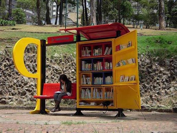 Biblioparadas: Αντί για στάση λεωφορείου... βιβλιοθήκη!