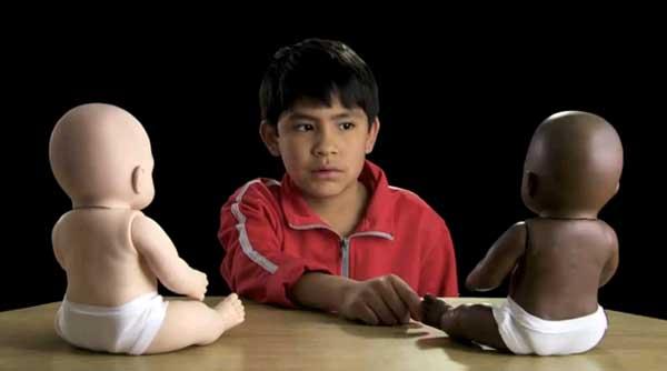 "Η μαύρη κούκλα είναι κακιά" - Ένα πείραμα για τον ρατσισμό (βίντεο)