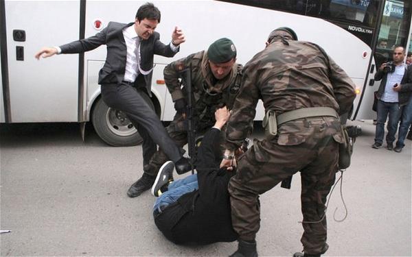 Ο φρουρός του Ερντογάν κλωτσάει διαδηλωτή (βίντεο)