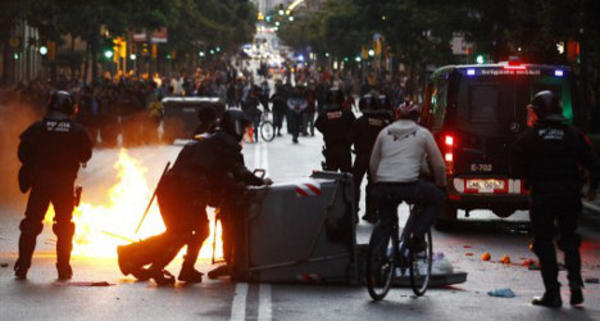 Βίντεο: 200 αξιωματικούς της αστυνομίας στέλνει η Μαδρίτη για να καταστείλει τις καταλήψεις στην Βαρκελώνη