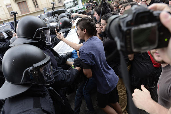 Βίντεο: 200 αξιωματικούς της αστυνομίας στέλνει η Μαδρίτη για να καταστείλει τις καταλήψεις στην Βαρκελώνη