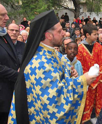 Αρχιμανδρίτης Πατριαρχείου Αλεξανδρείας : «Οι “μπράβοι” των 500 ευρώ χτύπησαν τις μανάδες μας»