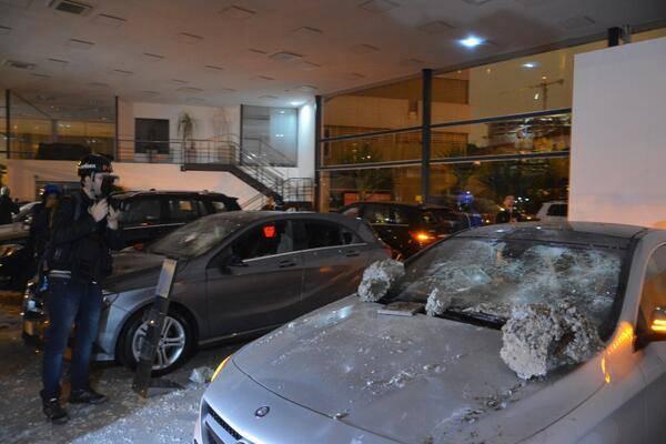 Σάο Πάολο, Βραζιλία : Καταστροφή ακριβών αυτοκινήτων από το Black Block (βίντεο)