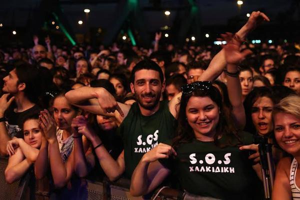 ΦΩΤΟ: Η συναυλία του Manu Chao έγινε διαδήλωση ενάντια στα μεταλλεία χρυσού στη Χαλκιδική