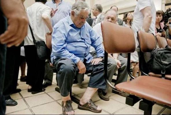 Η φωτογραφία τη ημέρας: ο πρόεδρος της Ουρουγουάης στην ουρά νοσοκομείου