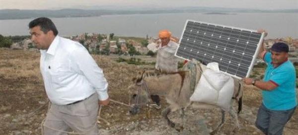 Τουρκία: φόρτωσαν σε γαϊδούρια φωτοβολταϊκά για να έχουν παντού internet!