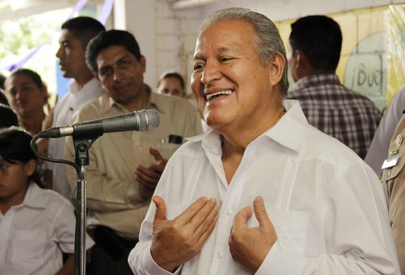 Ο νέος πρόεδρος του Ελ Σαλβαδόρ που κάνει το προεδρικό μέγαρο γκαλερί!