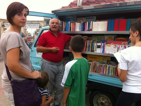 Ο συνταξιούχος δάσκαλος που έκανε κάτι μοναδικό για να βοηθήσει τα παιδιά να αγαπήσουν τα βιβλία!