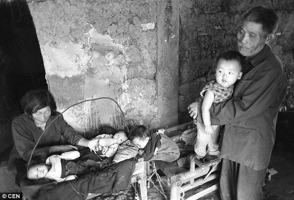 Η απίστευτη ιστορία της Κινέζας ρακοσυλλέκτριας που ανέθρεψε 30 εγκαταλελειμμένα μωρά!