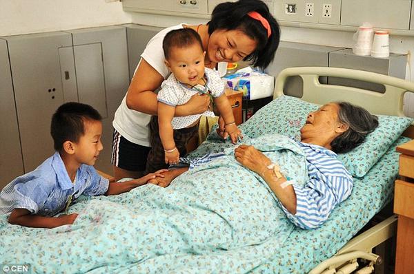 Η απίστευτη ιστορία της Κινέζας ρακοσυλλέκτριας που ανέθρεψε 30 εγκαταλελειμμένα μωρά!