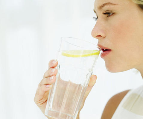Πέντε λόγοι για να πίνουμε νερό με άδειο στομάχι
