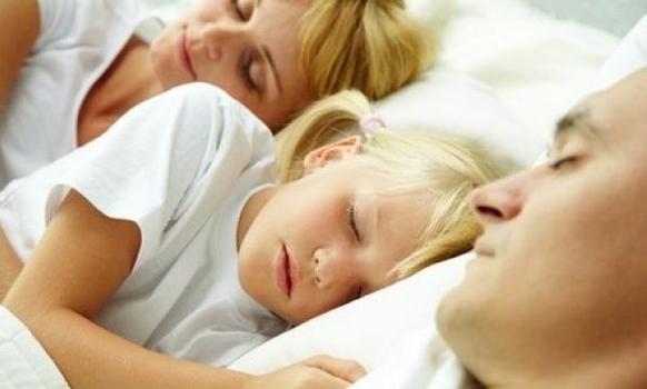 Γιατί το παιδί δεν πρέπει να κοιμάται στο δωμάτιο των γονιών
