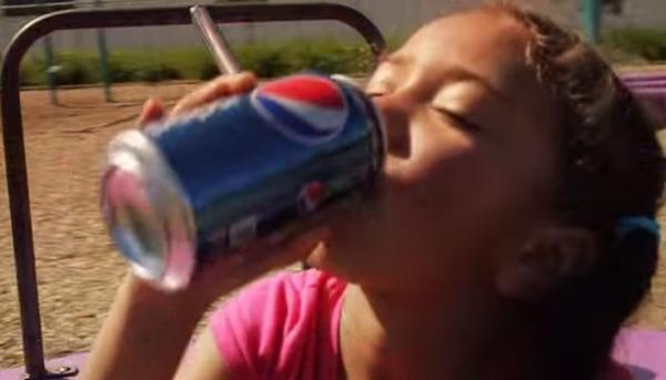 Θέλετε να δείτε τι έπαθε ένα 5χρονο κορίτσι που κατανάλωσε 1460 αναψυκτικά; (βίντεο)