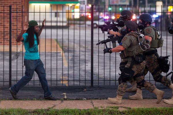 Ferguson: η στρατιωτικοποίηση του ρατσισμού και η νεοφιλελεύθερη βία, του Henry Giroux