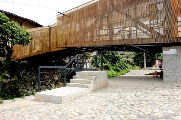 Αρχιτεκτονική πρωτοτυπία: το μοναδικό σχολείο που ενώνει ένα χωριό το οποίο χωρίζεται από ποτάμι! (φωτο - βίντεο)