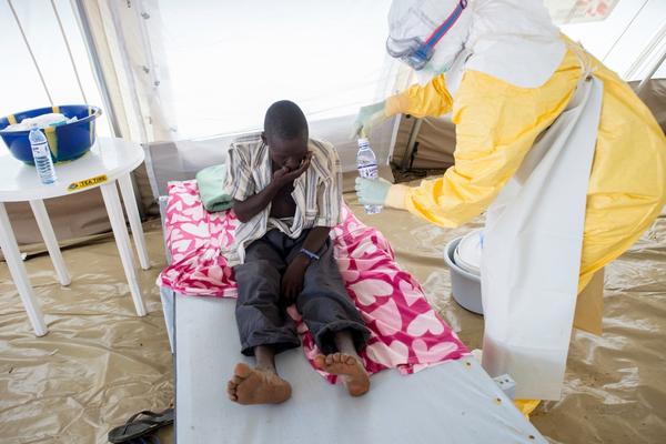Οι Γιατροί Χωρίς Σύνορα καταγγέλλουν τη διεθνή αδράνεια απέναντι στον ιό Έμπολα