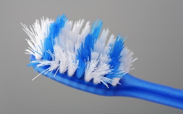 Πόσα μικρόβια κουβαλά μια οδοντόβουρτσα…