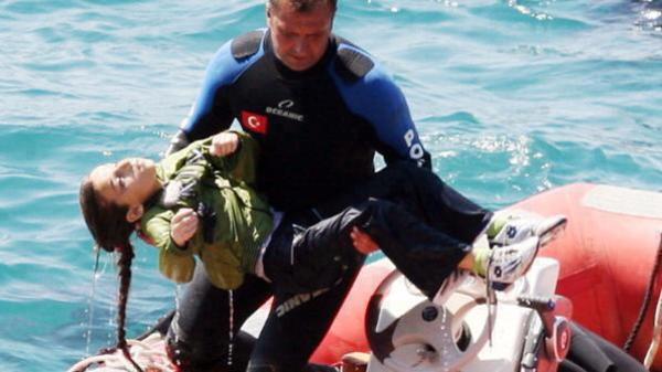 Κοριτσάκι 17 μηνών επιβίωσε τρεις μέρες στη θάλασσα όταν το πλοιάριο με 500 μετανάστες βυθίστηκε στην Μάλτα