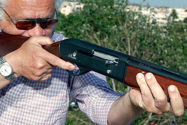 Αρχίσαμεεε...Λαρισαίος έμπορος κυνήγησε με καραμπίνα δικαστικό επιμελητή και αστυνομικούς! Αρχίσαμεεε...Λαρισαίος έμπορος κυνήγησε με καραμπίνα δικαστικό επιμελητή και αστυνομικούς!