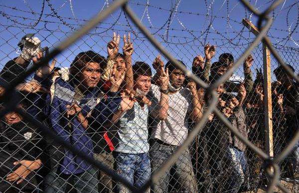 Εξέγερση μεταναστών στο κέντρο κράτησης Ελληνικού, φωνάζουν ρυθμικά: «Ελευθερία, Freedom, Liberte»