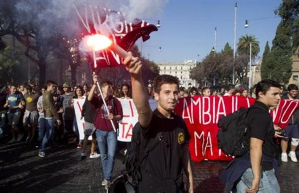 Στους δρόμους της Ιταλίας μαθητές και φοιτητές κατά του Ρέντσι