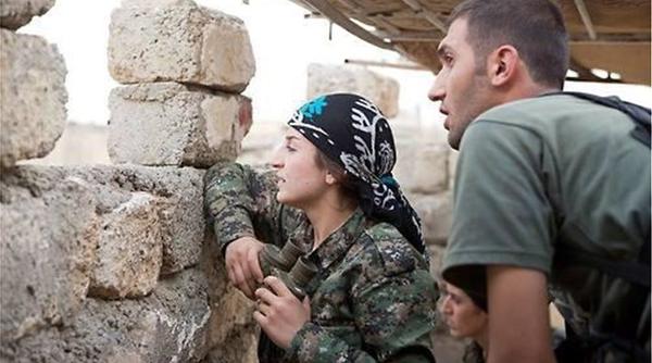 Μάισα Άμπντo: Η γυναίκα διοικητής των Kούρδων του Κομπάνι