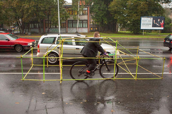 Ποδηλάτες έδειξαν με τον πιο πρωτότυπο τρόπο πόσο χώρο πιάνουν τα αυτοκίνητα στους δρόμους