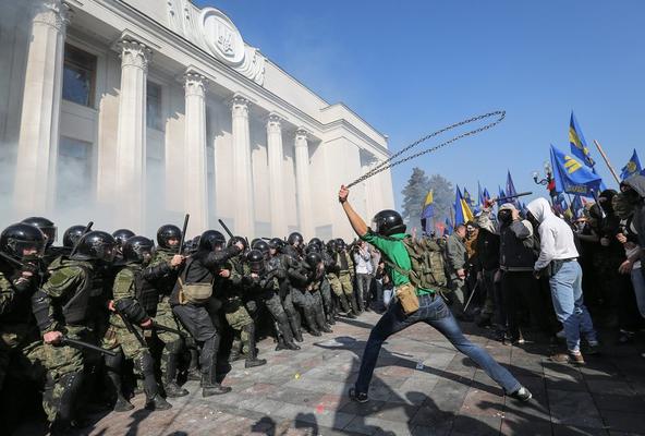 Άγρια επεισόδια με μασκοφόρους ακροδεξιούς έξω από την ουκρανική Βουλή