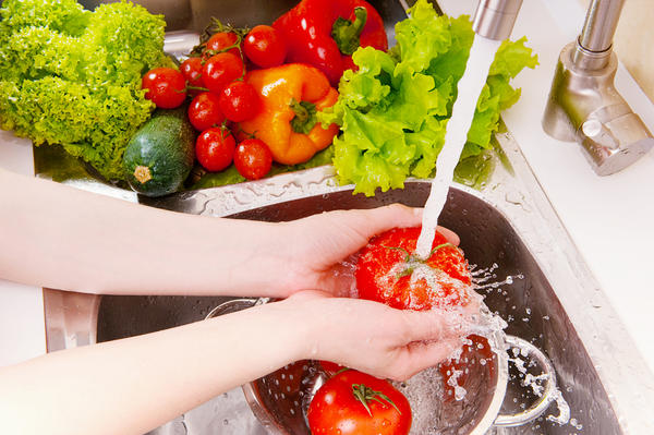 Τα λάθη που κάνουμε όταν πλένουμε φρούτα και λαχανικά
