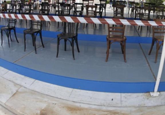 Προς :Εξοχοτάτους επισήμους παρελάσεων. Του Αϊστόουλ Δεμπάνκ