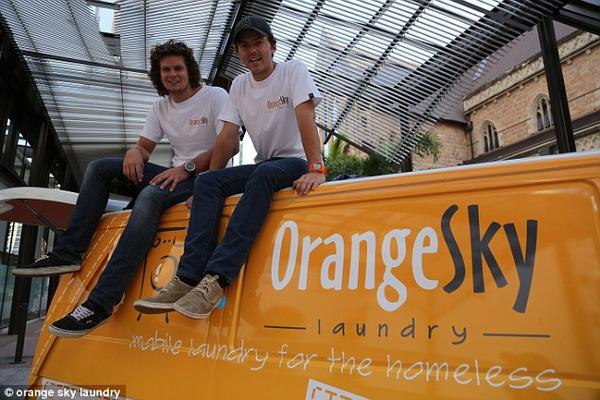 ΒΙΝΤΕΟ: Δύο φίλοι πλένουν δωρεάν τα ρούχα των αστέγων. Της Βιβής Συργκάνη