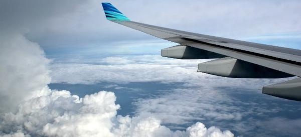 Μοναδικό: Επιβάτης αεροπλάνου φωτογράφισε ουράνιο τόξο την ώρα που πετούσε μέσα από αυτό [εικόνα]
